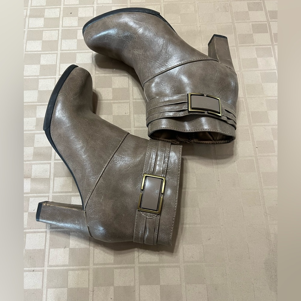 Life Stride Velocity Foam LOFTEN  Boots Booties Women's Size 9M Faux Leather EUC